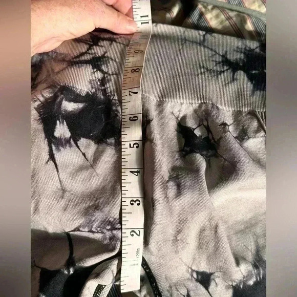 Size medium high waisted cream &  black tie dye butt scrunch leggings. NWOT. - Picture 11 of 11